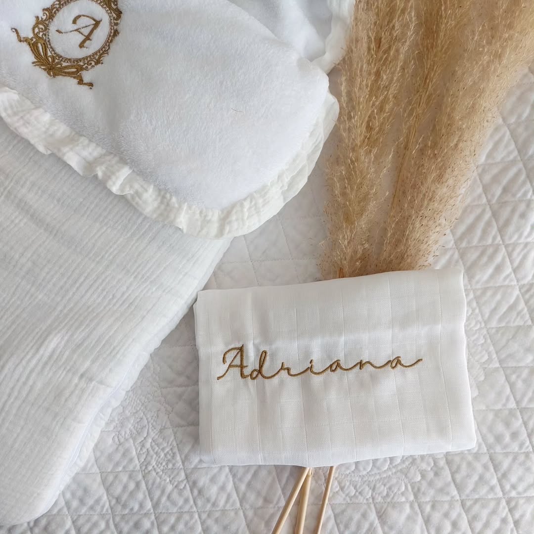 détail broderie nid d'ange personnalisé couleur or