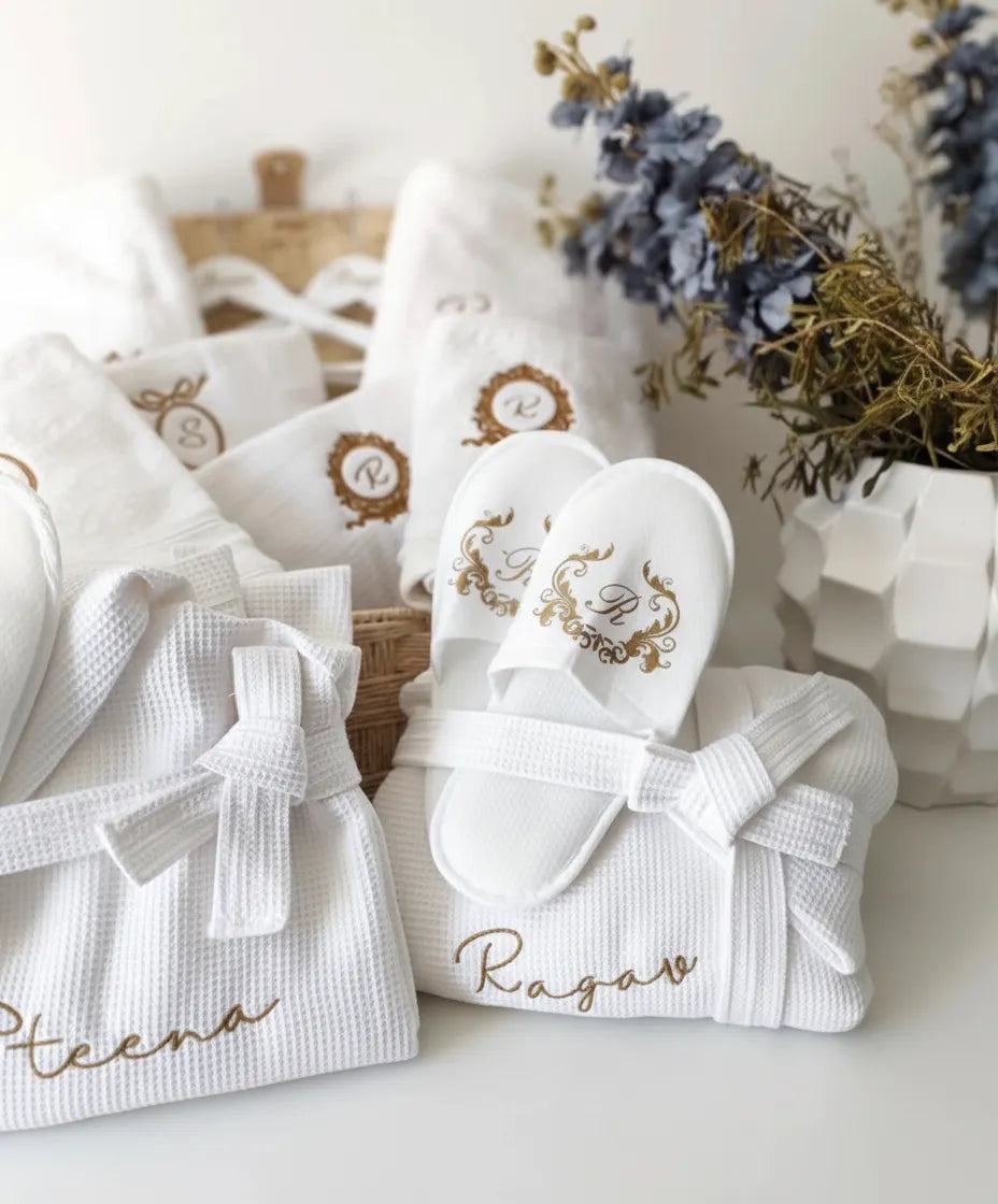 coffret peignoir personnalisé serviette et chausson brodé blanc